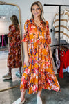 Abstrakt bedrucktes plissiertes maxikleid - leuchtendes orange für frauen