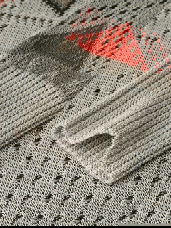 Schlichter skandinavischer Pullover mit modernem norwegischem Muster in Grau und lebhaftem Orange