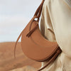 Dame handtasche stilvolle umhängetasche - schicke halbmond-form in braun für den alltag