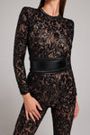 Schwarzer spitzen-jumpsuit - elegante abendmode für frauen