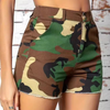Hoch geschnittene camo shorts - trendige freizeitshorts für damen im sommer