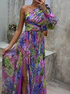 Fliederfarbiges maxikleid mit floralem druck und einem träger