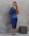 Kleid mit einem träger - elegante satinmode für frauen