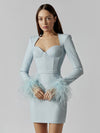 Tailorierte mini-kleid - langärmliges damenkleid mit federdetails