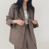 Maßgeschneiderter rosa blazer und hose ensemble