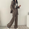 Maßgeschneiderter rosa blazer und hose ensemble