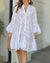 D'mädsche ihre baumwoll broderie anglaise kleid - chli elegant für de alltag - stylisch knopfkleid im schichtenlook