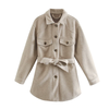 D'midilange beige button-up jacke für frauen mit gürtel - vielseitige oberbekleidung für die übergangszeit
