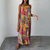 D'maxi-kleid für frauen - luftig und lässig für de summer mit lebhaftem tropische druck