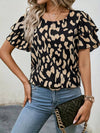 D'shirt mit leopardenmuster – kurze ärmel für lässige eleganz