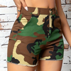 Hoch geschnittene camo shorts - trendige freizeitshorts für damen im sommer