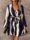 Gestreiftes wickelkleid - modisches blaues und weisses damenkleid