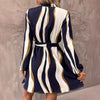 Gestreiftes wickelkleid - modisches blaues und weisses damenkleid
