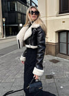 Damenjacke mit Sherpa-Akzent – Kurzi schwarze Jacke mit Reissverschluss