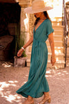 Dunkelgrünes wickel-maxi-kleid mit falten für damen