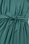 Dunkelgrünes wickel-maxi-kleid mit falten für damen
