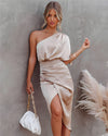 Kleid mit einem träger - elegante satinmode für frauen