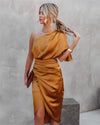 Kleid mit einem träger - elegante satinmode für frauen