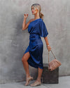Kleid mit einem träger - elegante satinmode für frauen