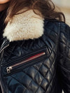 Retro gepolsterte Damenjacke - Schwarz mit kontrastierenden Details und Fellkragen