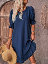 Shift-kleid - elegantes kleid für den sommer mit charmanten rüschendetails
