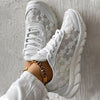 Weisse damensneaker – atmungsaktive schuhe mit besticktem design