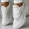 Weisse damensneaker – atmungsaktive schuhe mit besticktem design