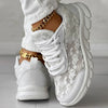 Weisse damensneaker – atmungsaktive schuhe mit besticktem design
